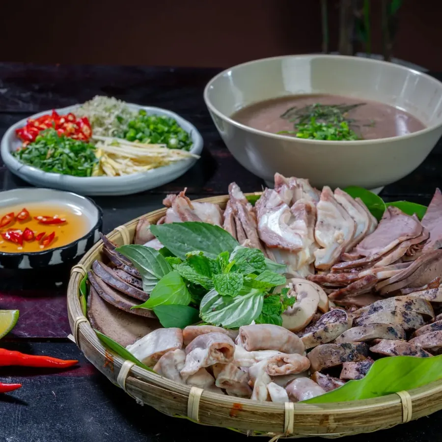 Bình trà đang rót ra ly