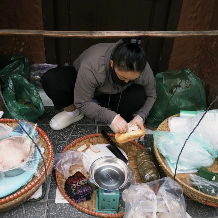 Chủ quán và nhân viên pha chế