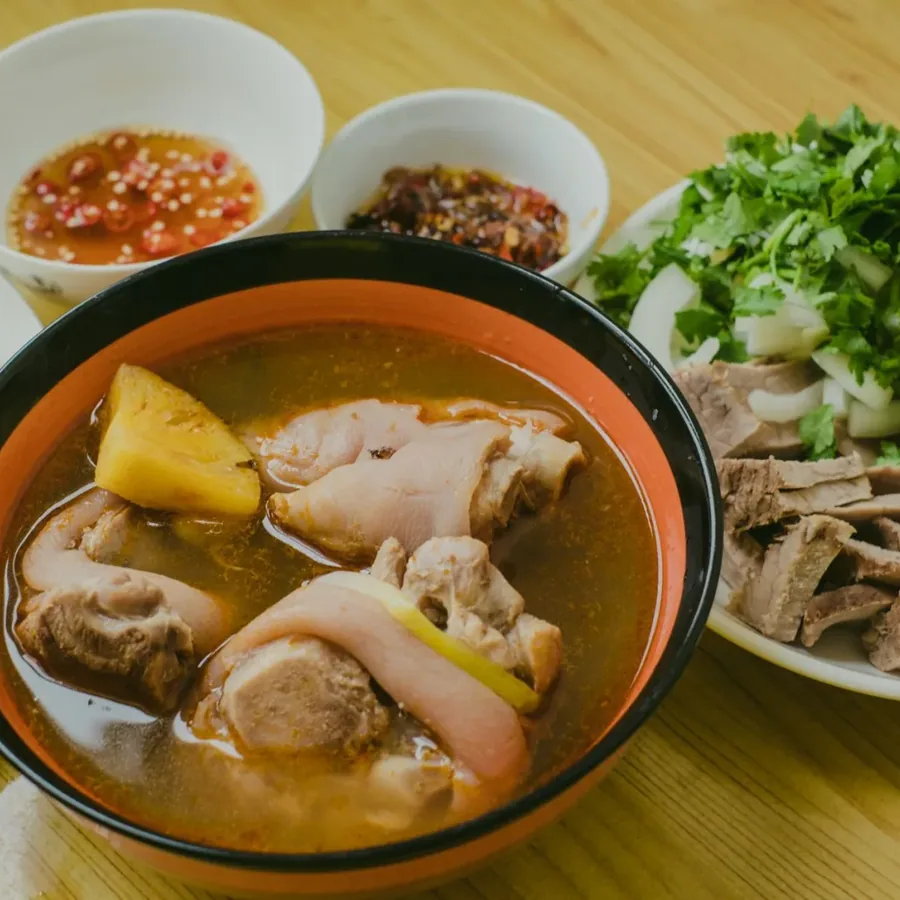 Ly cà phê sữa đá vừa pha